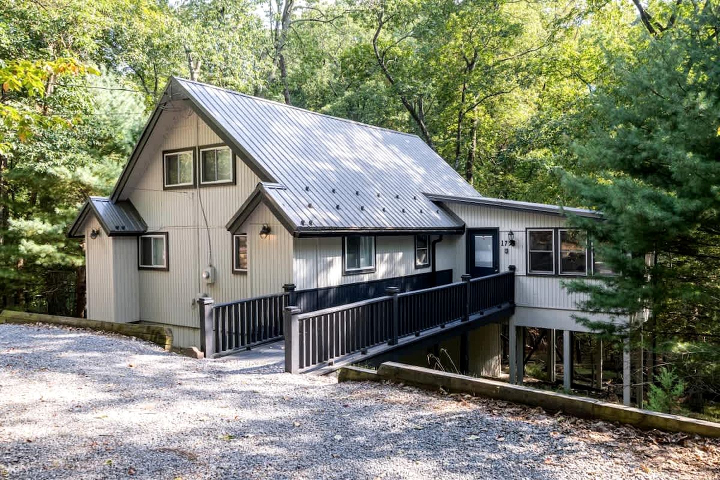 Spacious Cabin with Fire Pit, Arcade Games, and Resort Access, the Perfect Base for Outdoor Adventures in Hedgesville, West Virginia