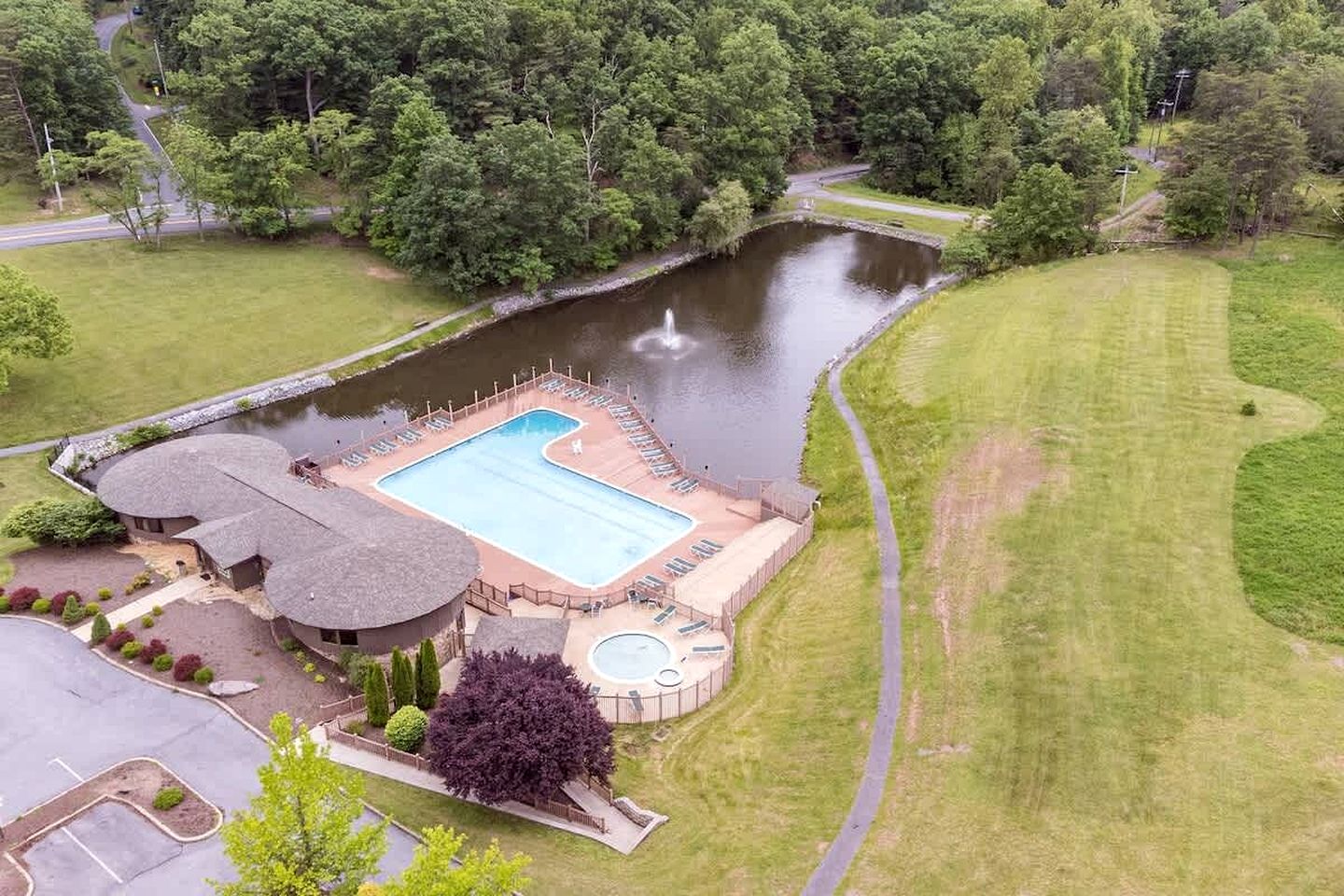 Spacious Cabin with Fire Pit, Arcade Games, and Resort Access, the Perfect Base for Outdoor Adventures in Hedgesville, West Virginia
