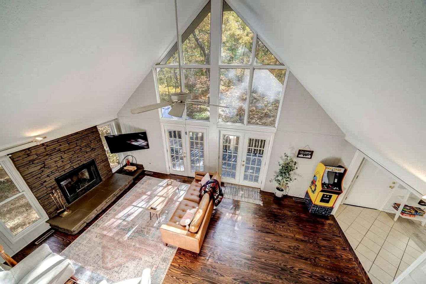 Spacious Cabin with Fire Pit, Arcade Games, and Resort Access, the Perfect Base for Outdoor Adventures in Hedgesville, West Virginia