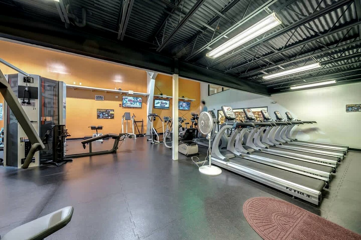 Spacious Cabin with Fire Pit, Arcade Games, and Resort Access, the Perfect Base for Outdoor Adventures in Hedgesville, West Virginia