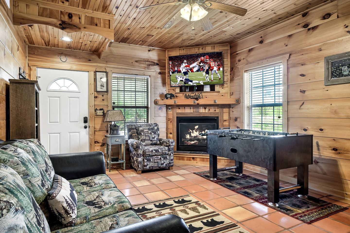 Cozy Wooden Cabin with Fireplace, Foosball and Hot-tub in Gatlinburg, Tennessee