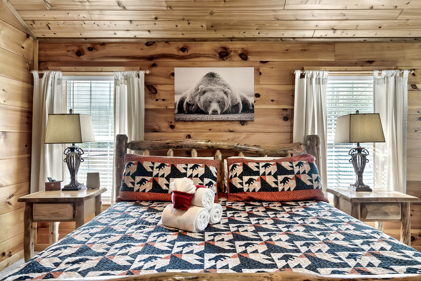 Cozy Wooden Cabin with Fireplace, Foosball and Hot-tub in Gatlinburg, Tennessee