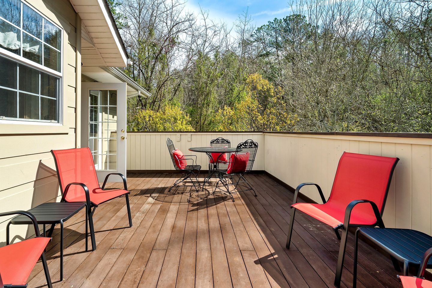 Cozy Wooden Cabin with Fireplace, Foosball and Hot-tub in Gatlinburg, Tennessee