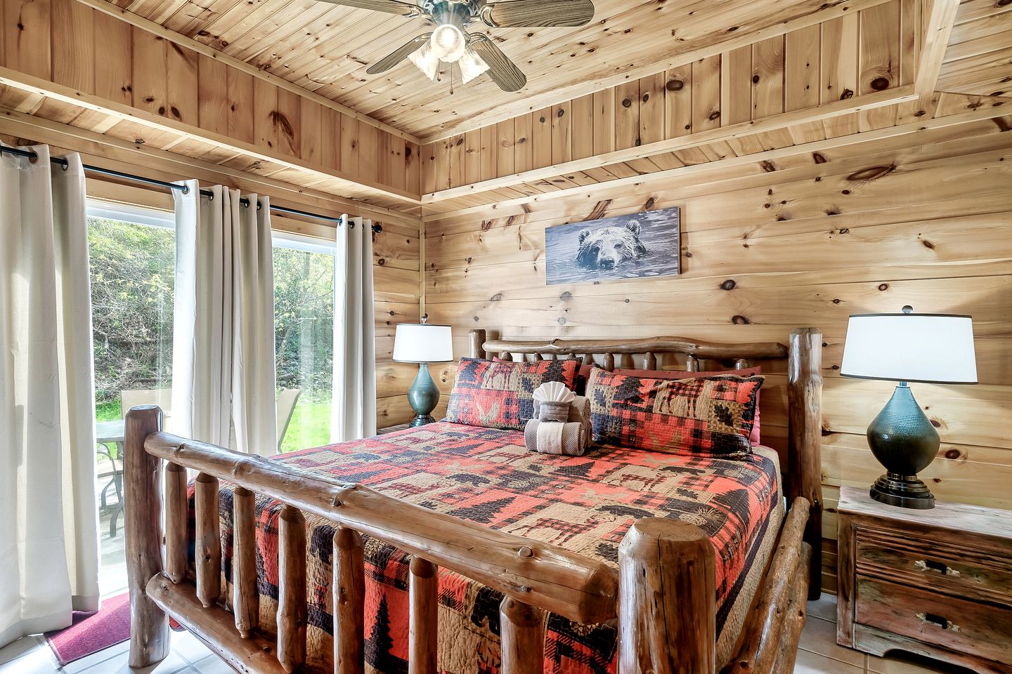 Cozy Wooden Cabin with Fireplace, Foosball and Hot-tub in Gatlinburg, Tennessee