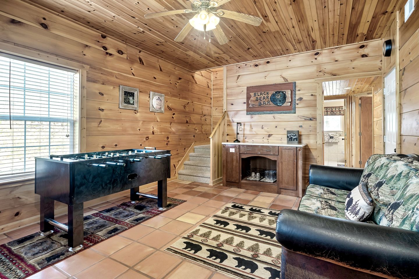 Cozy Wooden Cabin with Fireplace, Foosball and Hot-tub in Gatlinburg, Tennessee