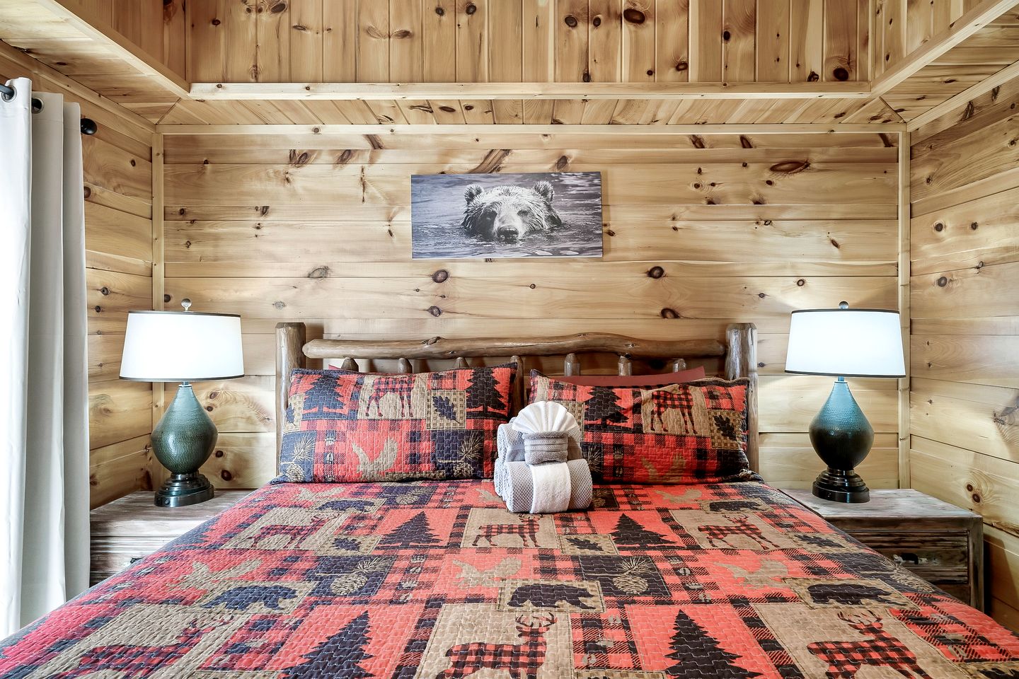 Cozy Wooden Cabin with Fireplace, Foosball and Hot-tub in Gatlinburg, Tennessee