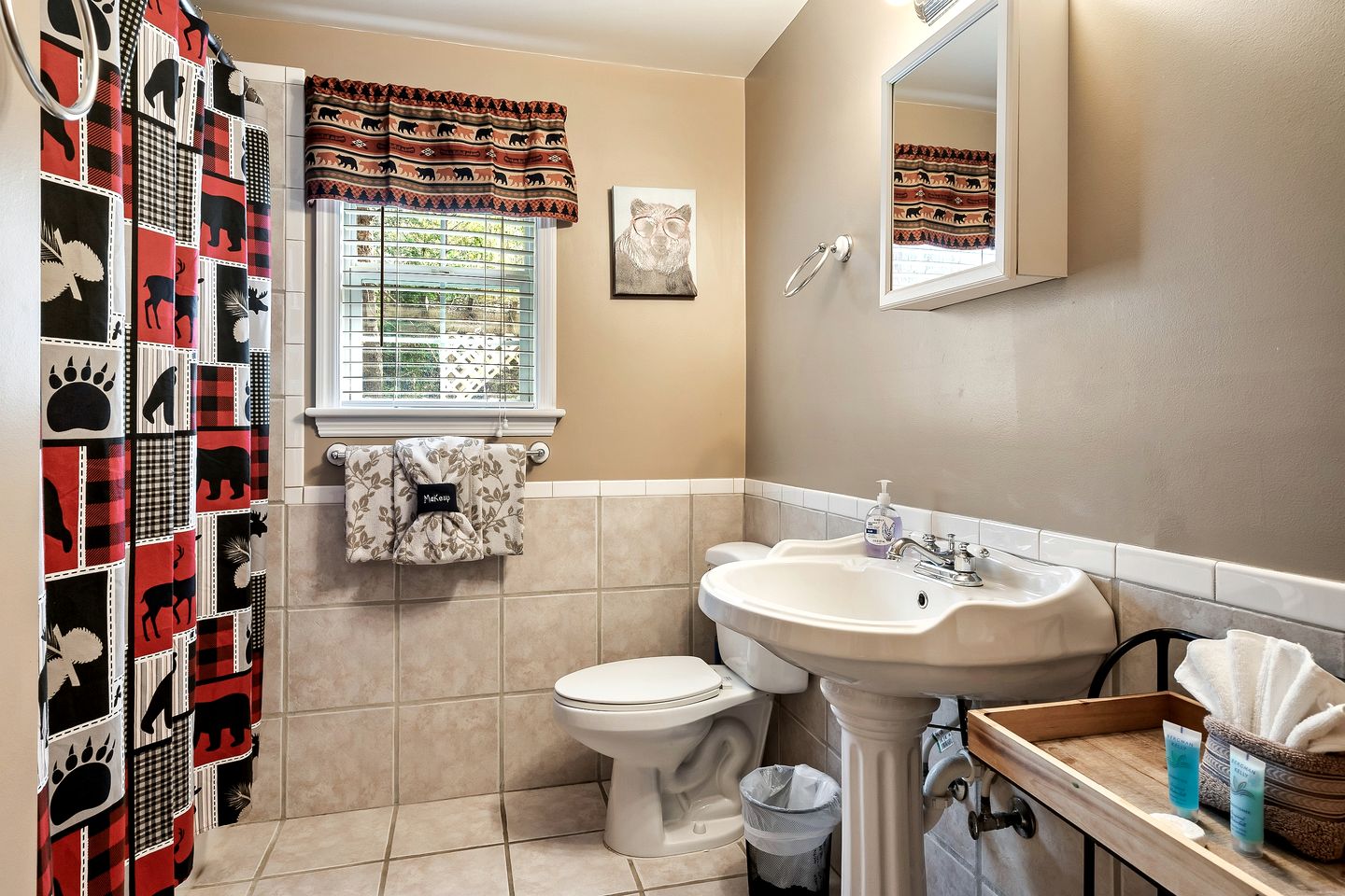 Cozy Wooden Cabin with Fireplace, Foosball and Hot-tub in Gatlinburg, Tennessee