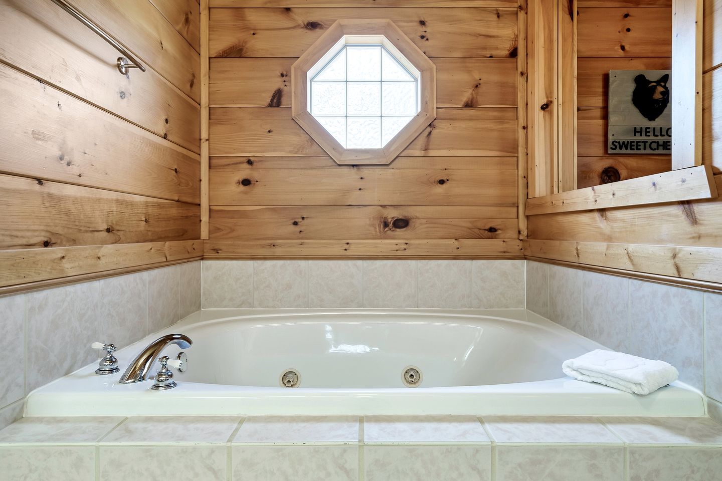Cozy Wooden Cabin with Fireplace, Foosball and Hot-tub in Gatlinburg, Tennessee