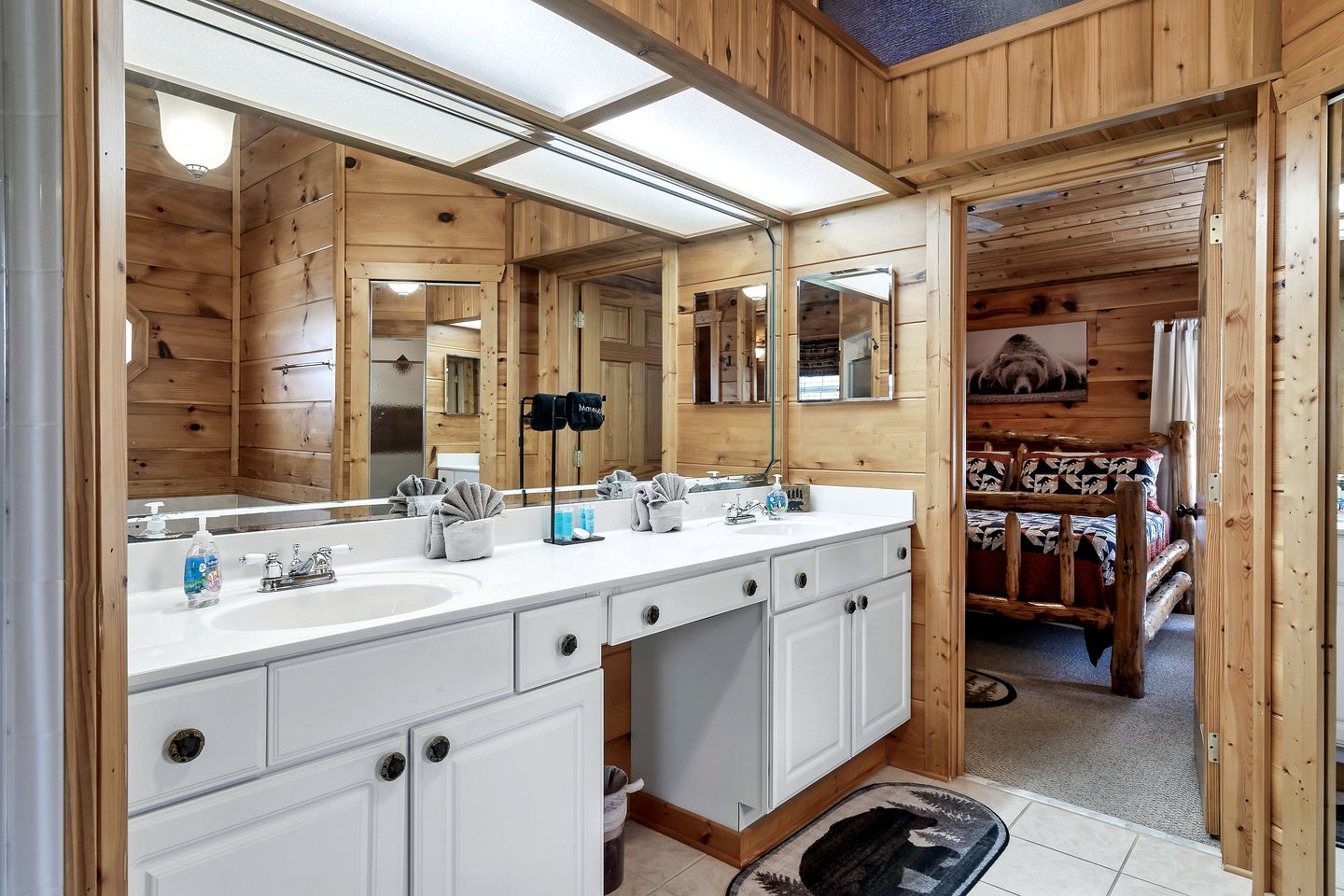 Cozy Wooden Cabin with Fireplace, Foosball and Hot-tub in Gatlinburg, Tennessee