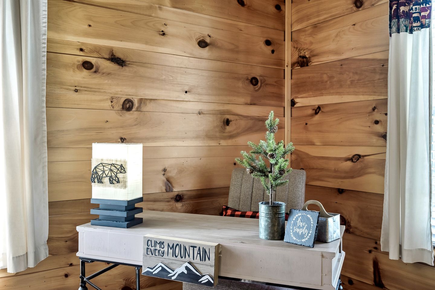 Cozy Wooden Cabin with Fireplace, Foosball and Hot-tub in Gatlinburg, Tennessee