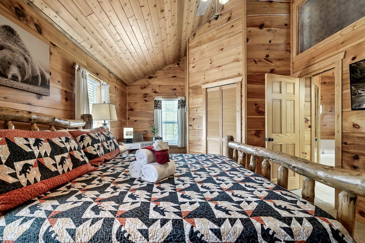 Cozy Wooden Cabin with Fireplace, Foosball and Hot-tub in Gatlinburg, Tennessee