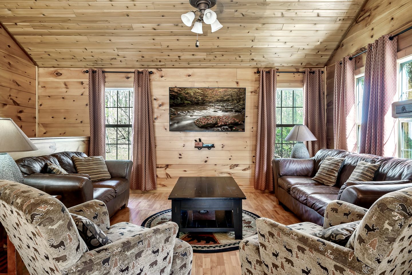 Cozy Wooden Cabin with Fireplace, Foosball and Hot-tub in Gatlinburg, Tennessee