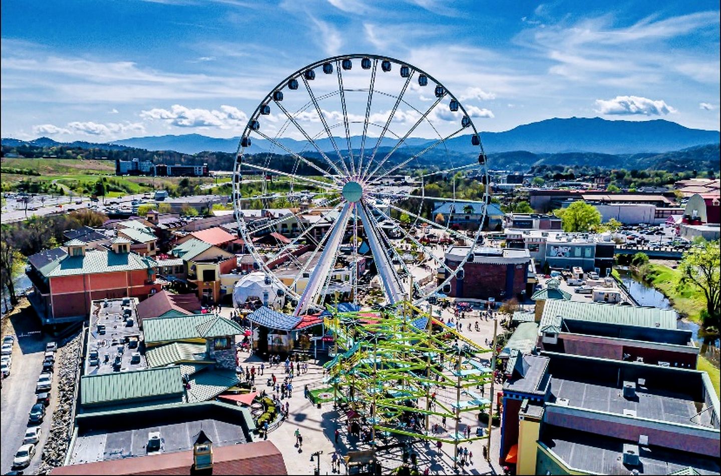 Cozy Wooden Cabin with Fireplace, Foosball and Hot-tub in Gatlinburg, Tennessee