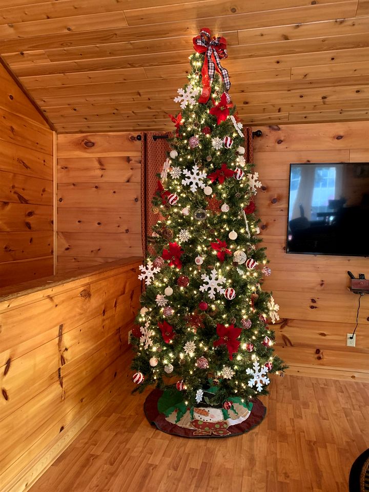 Cozy Wooden Cabin with Fireplace, Foosball and Hot-tub in Gatlinburg, Tennessee