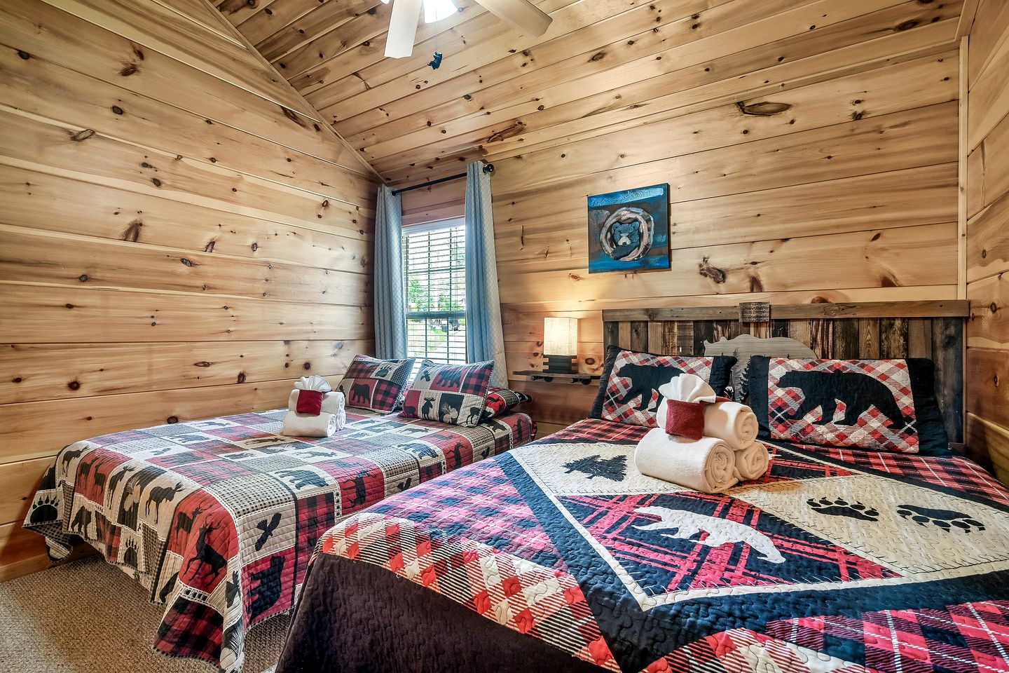 Cozy Wooden Cabin with Fireplace, Foosball and Hot-tub in Gatlinburg, Tennessee
