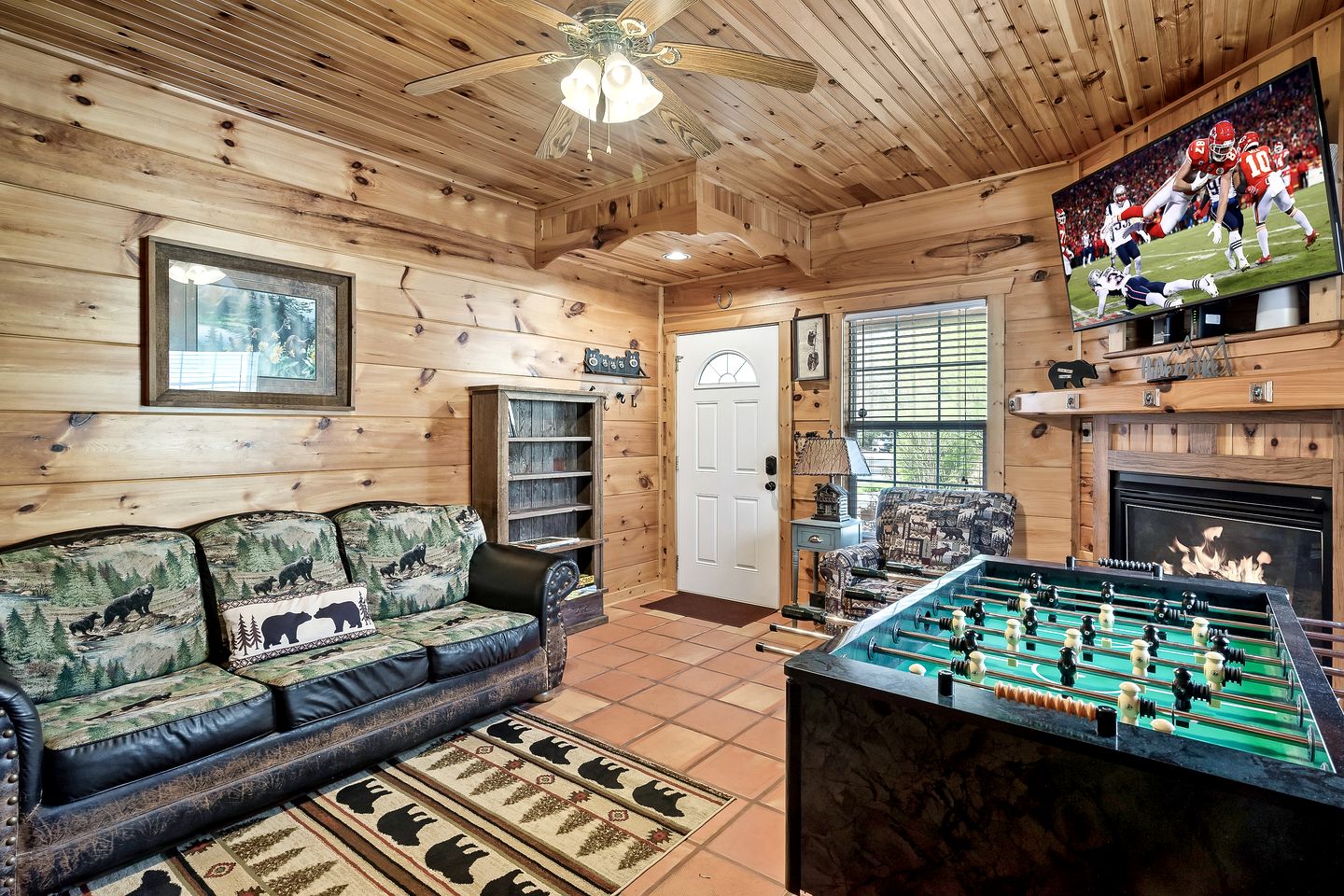 Cozy Wooden Cabin with Fireplace, Foosball and Hot-tub in Gatlinburg, Tennessee