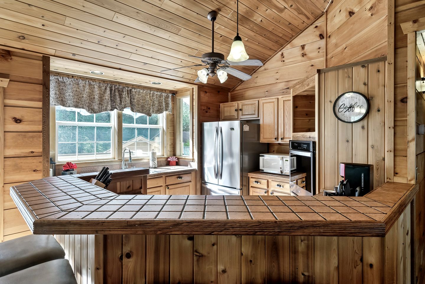 Cozy Wooden Cabin with Fireplace, Foosball and Hot-tub in Gatlinburg, Tennessee