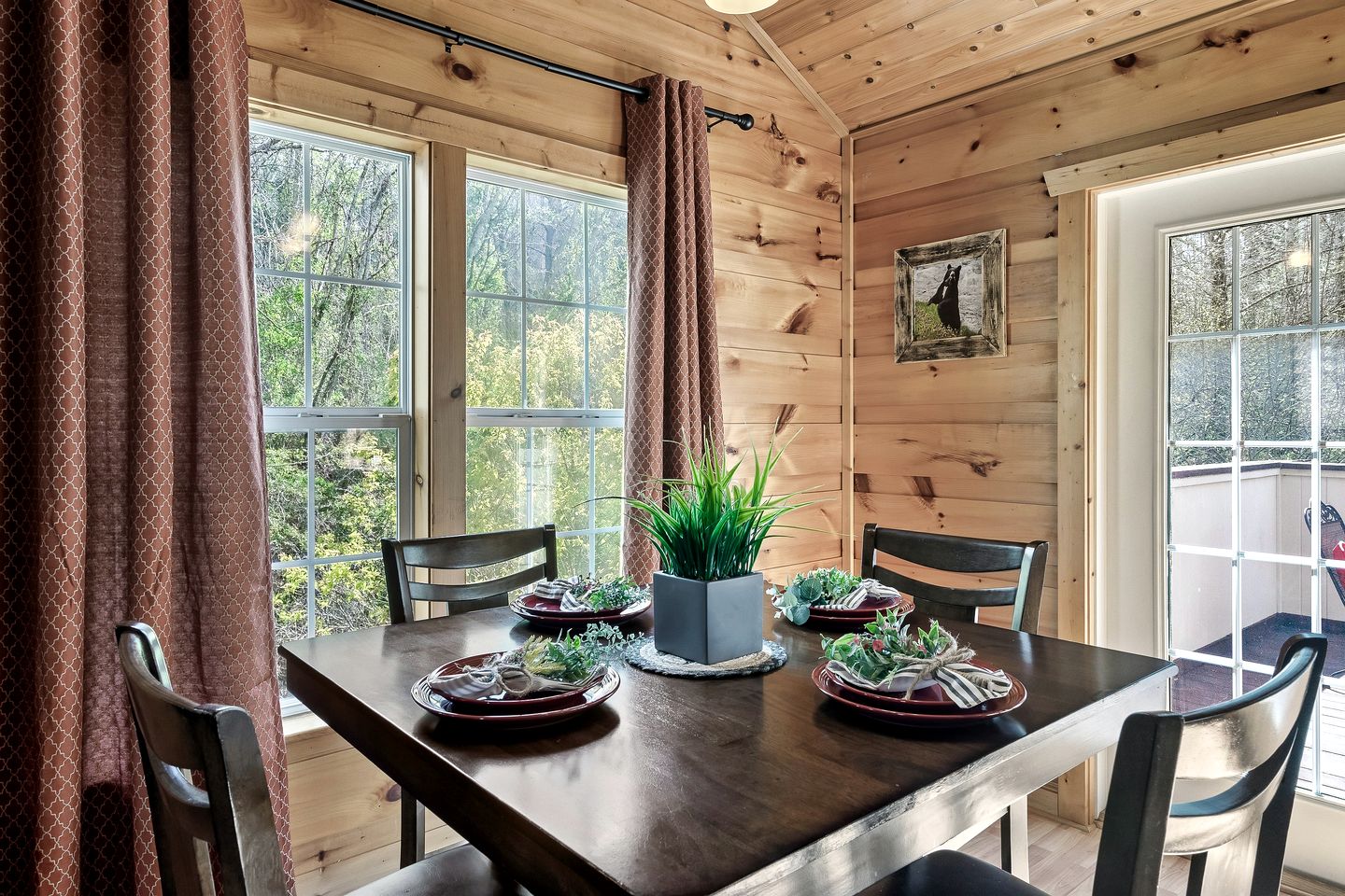 Cozy Wooden Cabin with Fireplace, Foosball and Hot-tub in Gatlinburg, Tennessee