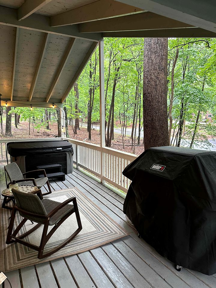 Peaceful Hedgesville Cottage with Hot Tub, Fireplace & Resort Amenities  in West Virginia