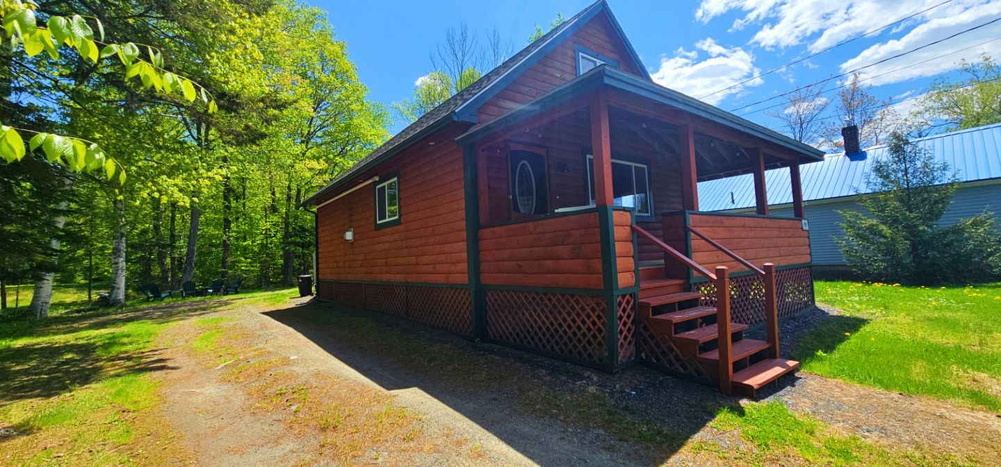 Vibrant Cozy Cabin Haven Near Moosehead Lake, Maine