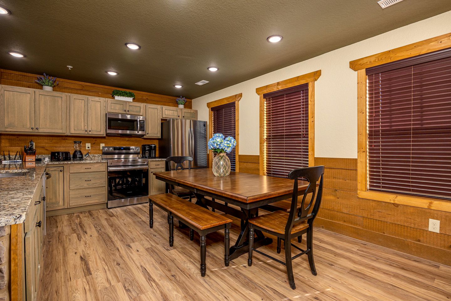 Stunning Villa with Fireplace, Game Room and Heated Swimming Pool in Gatlinburg, Tennessee