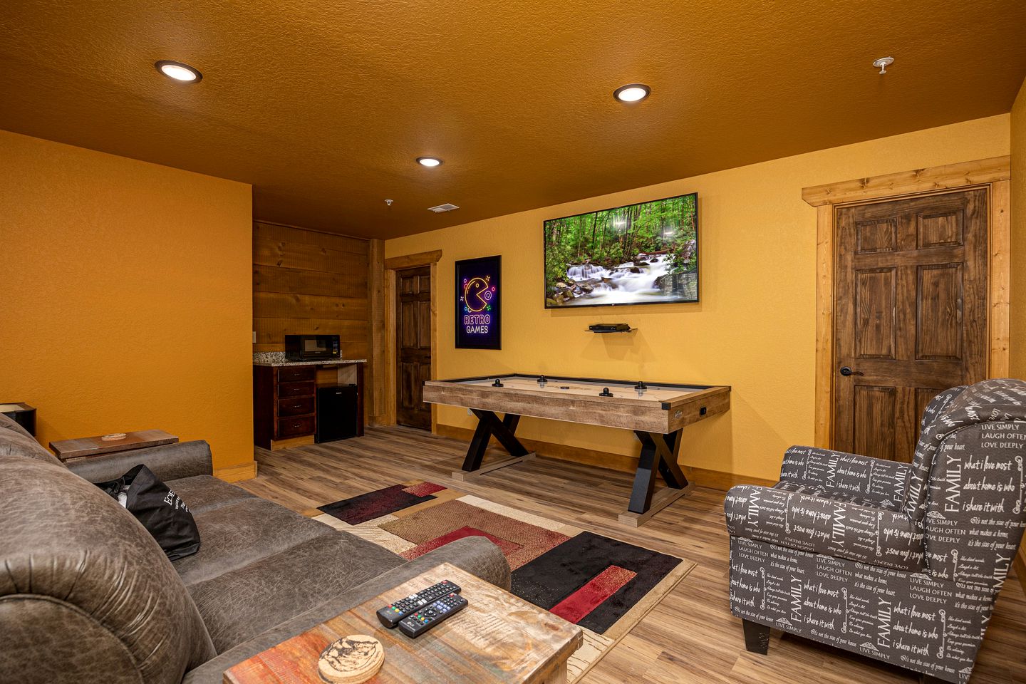 Stunning Villa with Fireplace, Game Room and Heated Swimming Pool in Gatlinburg, Tennessee