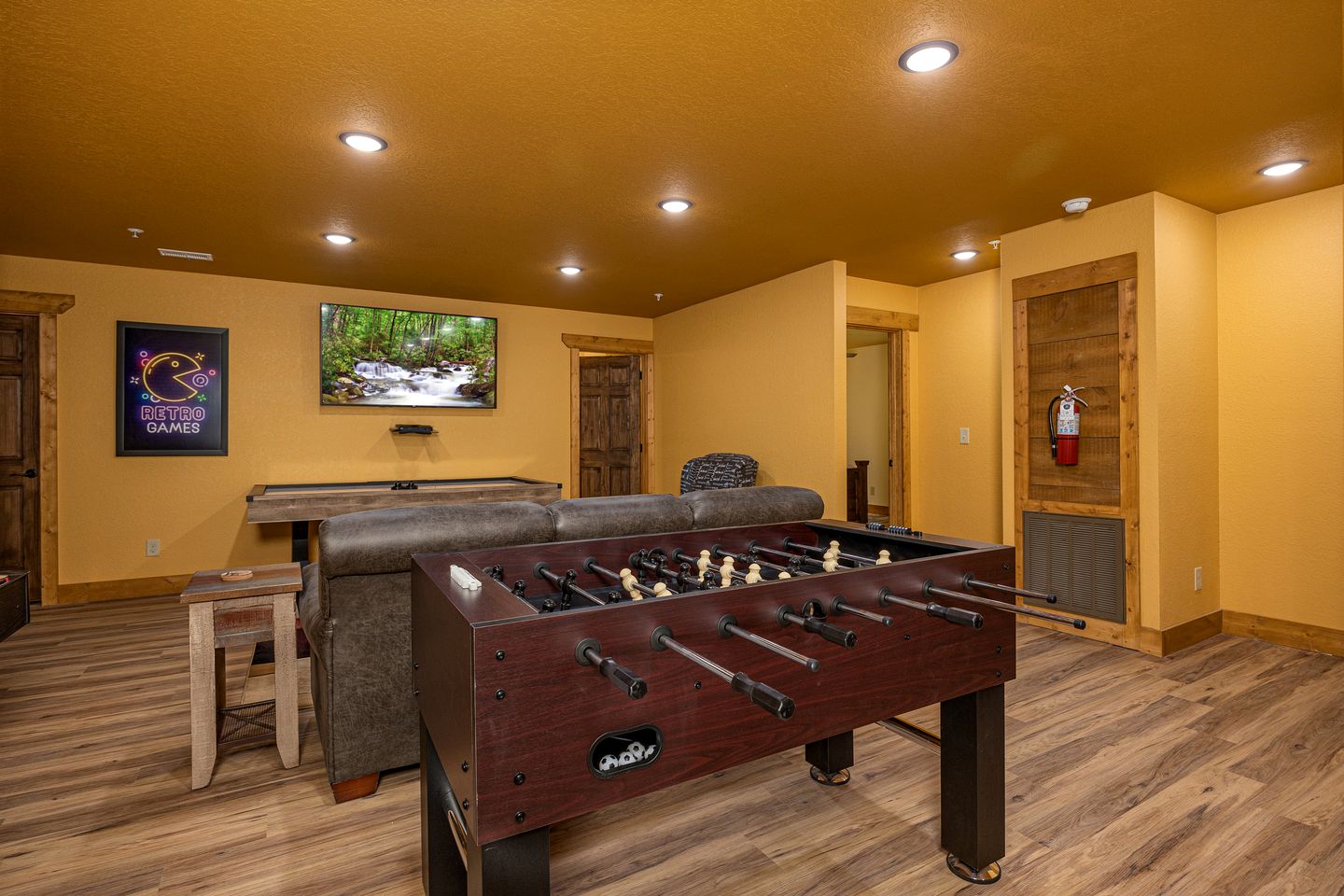 Stunning Villa with Fireplace, Game Room and Heated Swimming Pool in Gatlinburg, Tennessee