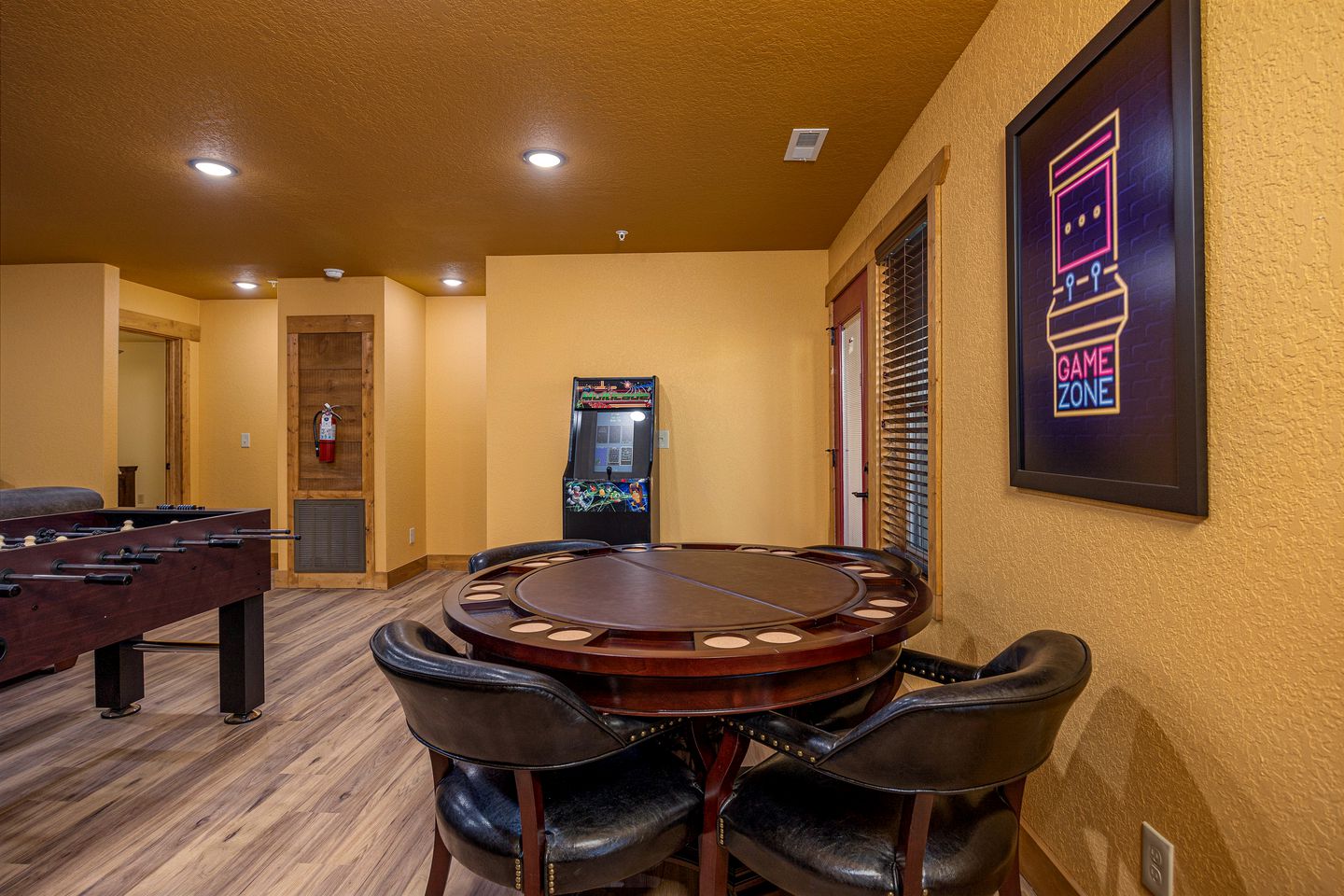 Stunning Villa with Fireplace, Game Room and Heated Swimming Pool in Gatlinburg, Tennessee