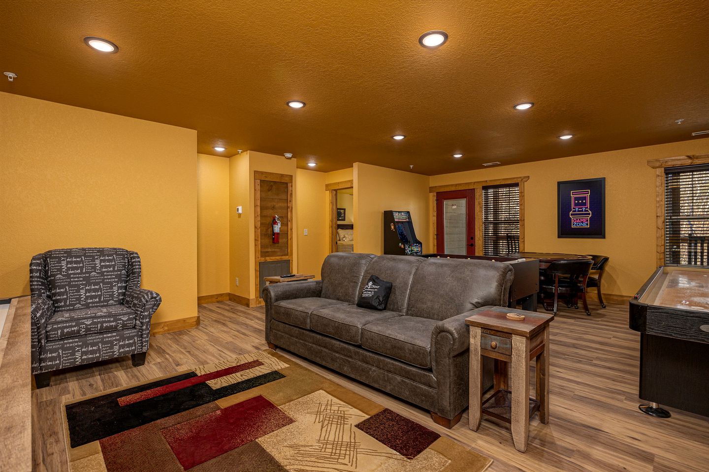 Stunning Villa with Fireplace, Game Room and Heated Swimming Pool in Gatlinburg, Tennessee