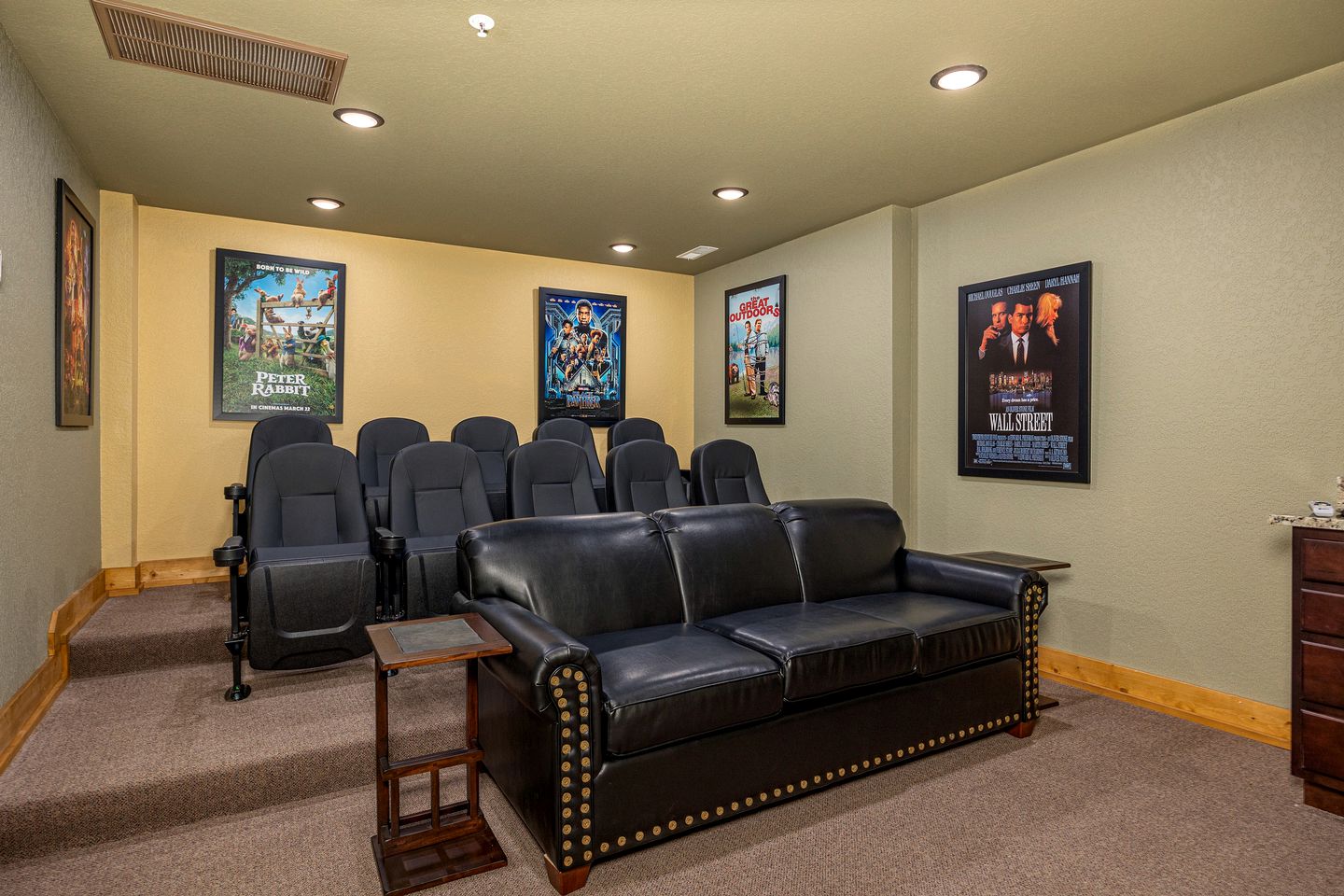 Stunning Villa with Fireplace, Game Room and Heated Swimming Pool in Gatlinburg, Tennessee