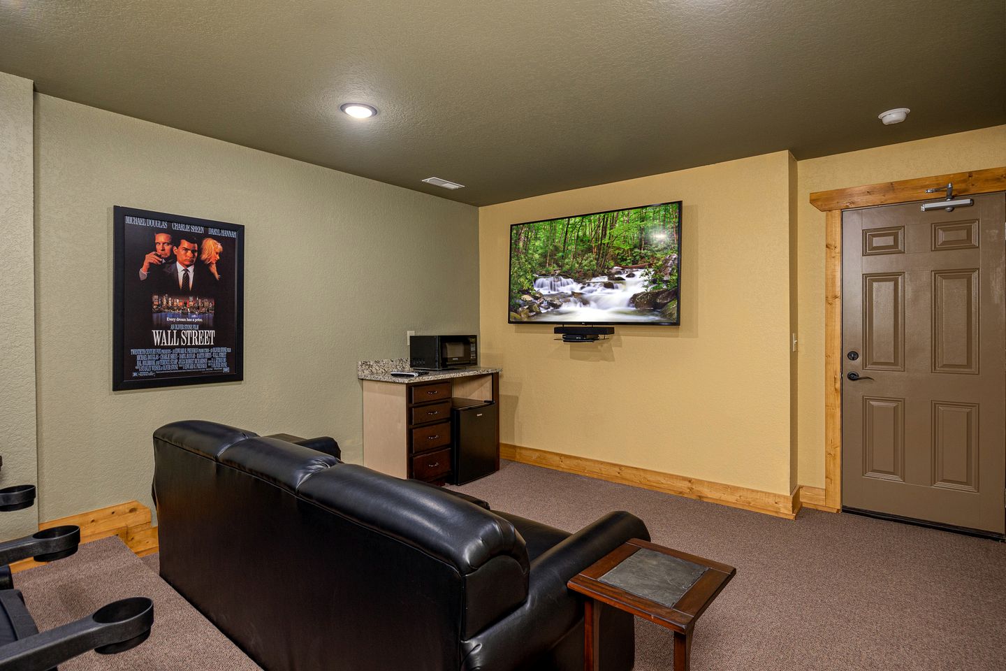 Stunning Villa with Fireplace, Game Room and Heated Swimming Pool in Gatlinburg, Tennessee