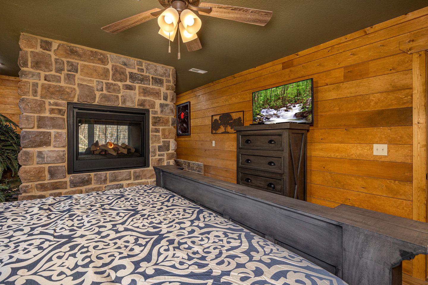 Stunning Villa with Fireplace, Game Room and Heated Swimming Pool in Gatlinburg, Tennessee