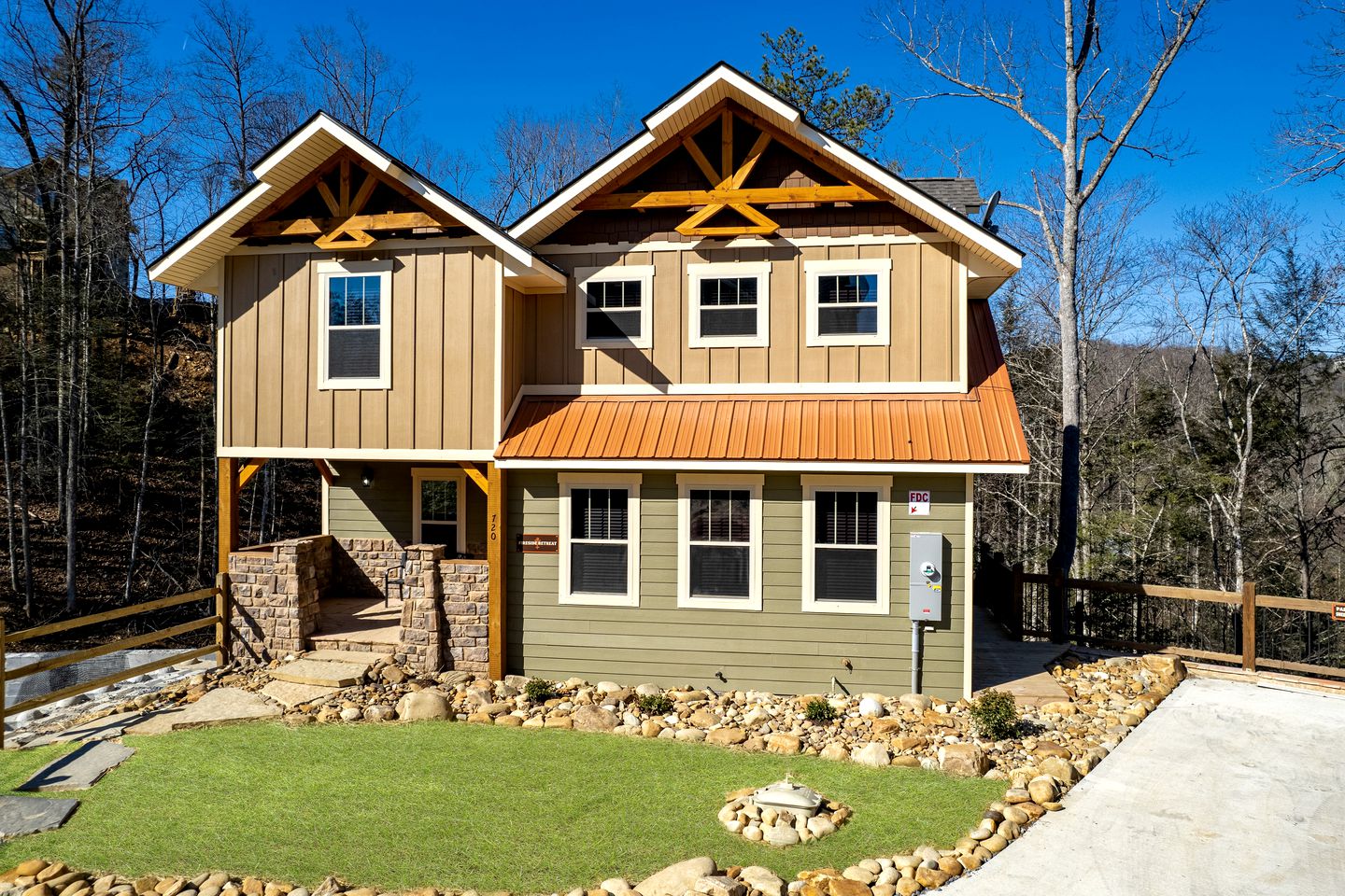 Stunning Villa with Fireplace, Game Room and Heated Swimming Pool in Gatlinburg, Tennessee