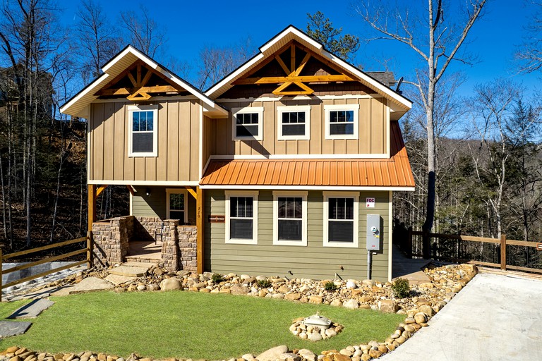 Stunning Villa with Fireplace, Game Room and Heated Swimming Pool in Gatlinburg, Tennessee