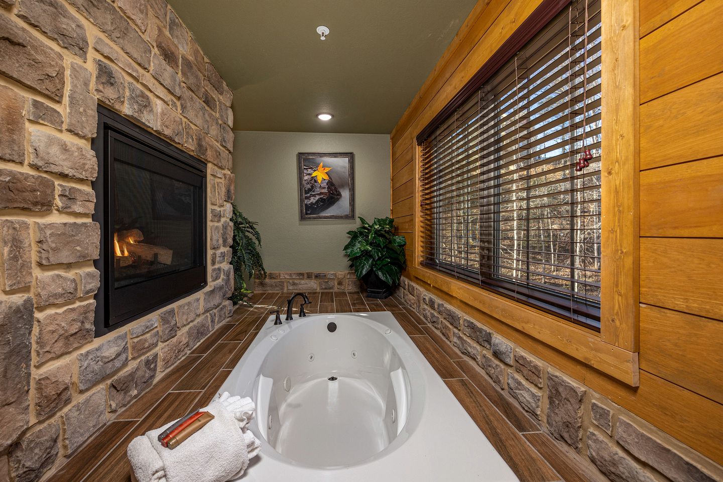 Stunning Villa with Fireplace, Game Room and Heated Swimming Pool in Gatlinburg, Tennessee