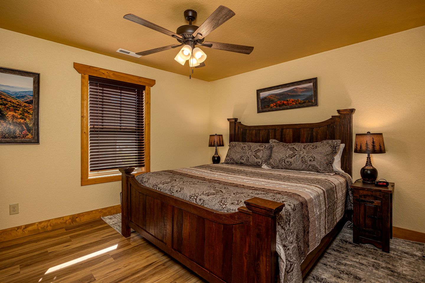 Stunning Villa with Fireplace, Game Room and Heated Swimming Pool in Gatlinburg, Tennessee