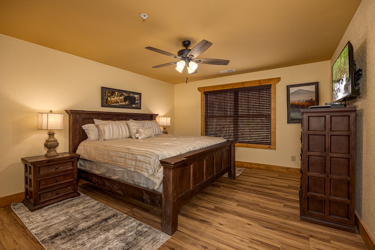 Stunning Villa with Fireplace, Game Room and Heated Swimming Pool in Gatlinburg, Tennessee