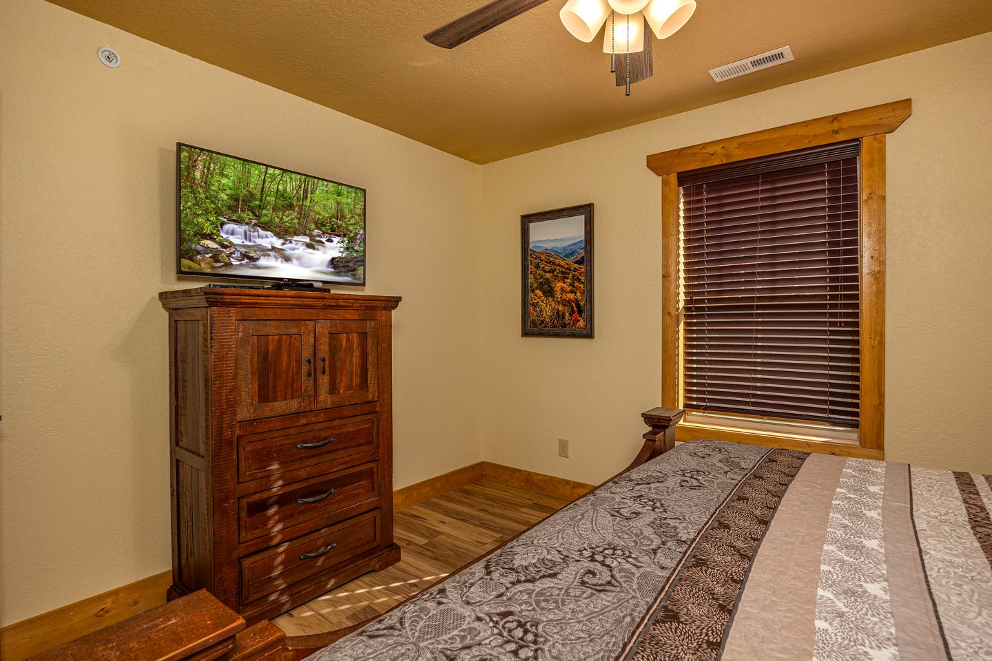 Stunning Villa with Fireplace, Game Room and Heated Swimming Pool in Gatlinburg, Tennessee