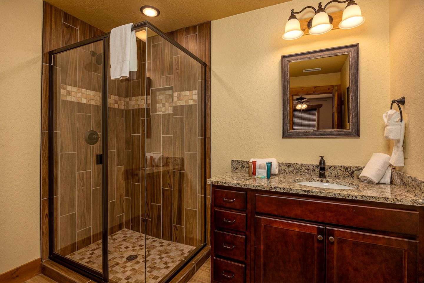 Stunning Villa with Fireplace, Game Room and Heated Swimming Pool in Gatlinburg, Tennessee