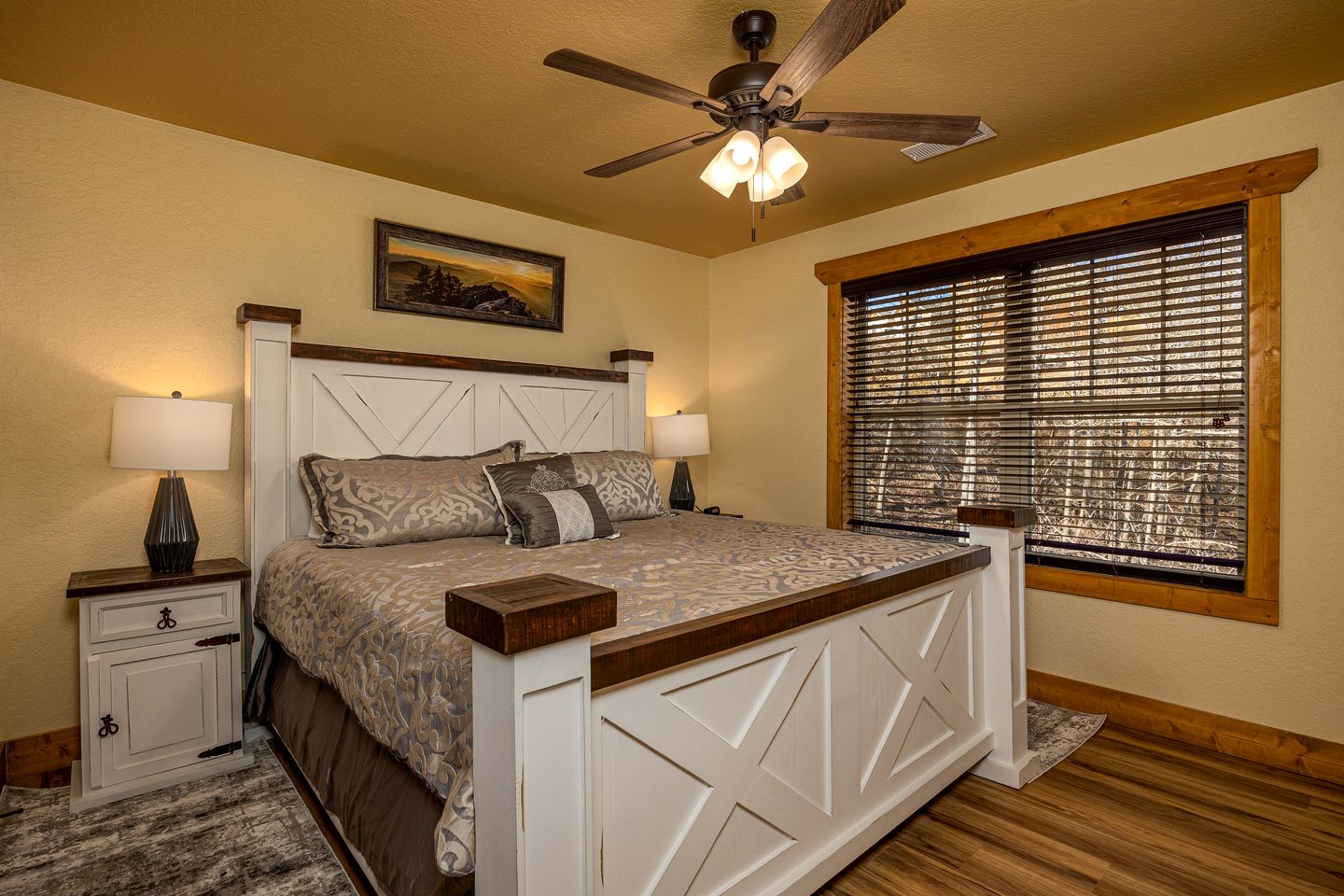 Stunning Villa with Fireplace, Game Room and Heated Swimming Pool in Gatlinburg, Tennessee