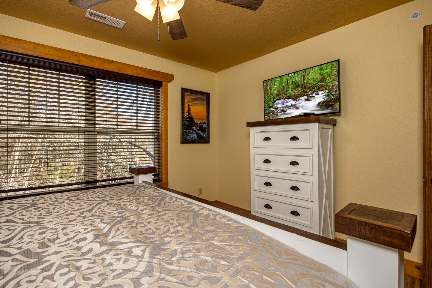 Stunning Villa with Fireplace, Game Room and Heated Swimming Pool in Gatlinburg, Tennessee