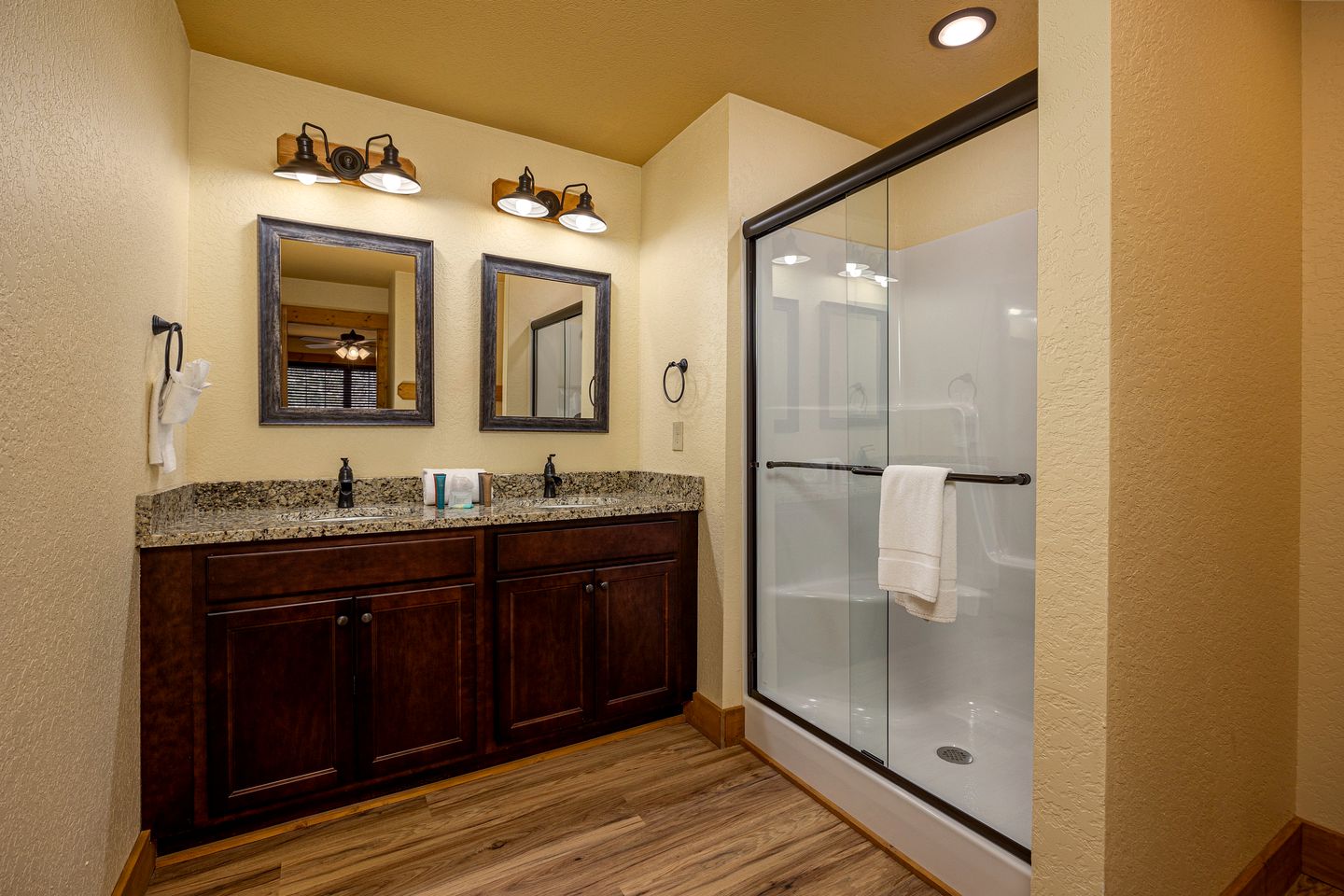 Stunning Villa with Fireplace, Game Room and Heated Swimming Pool in Gatlinburg, Tennessee