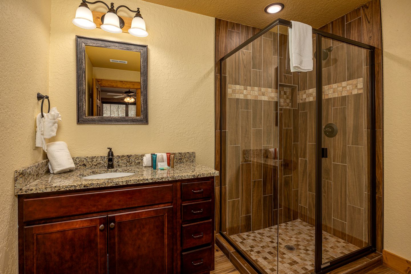 Stunning Villa with Fireplace, Game Room and Heated Swimming Pool in Gatlinburg, Tennessee