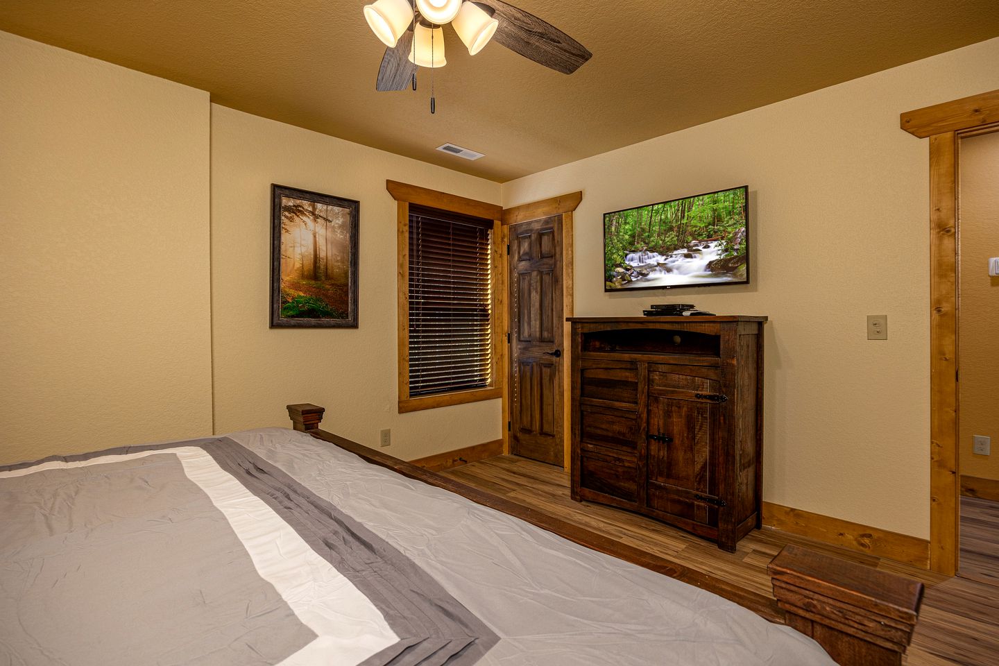 Stunning Villa with Fireplace, Game Room and Heated Swimming Pool in Gatlinburg, Tennessee