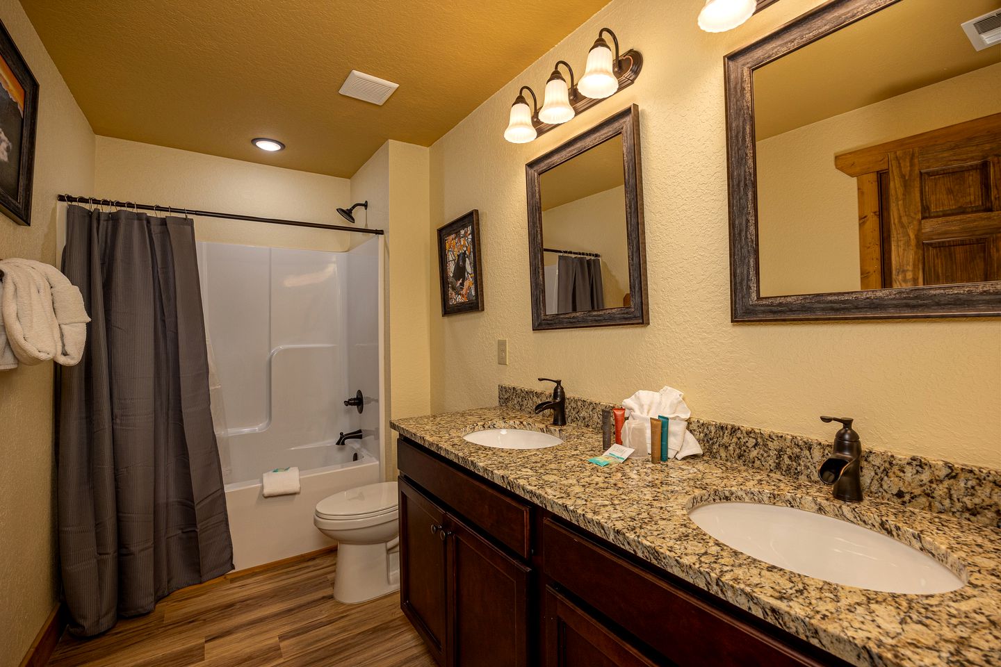 Stunning Villa with Fireplace, Game Room and Heated Swimming Pool in Gatlinburg, Tennessee