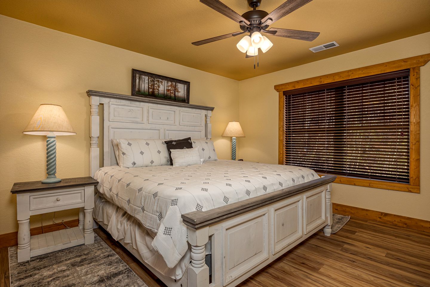 Stunning Villa with Fireplace, Game Room and Heated Swimming Pool in Gatlinburg, Tennessee