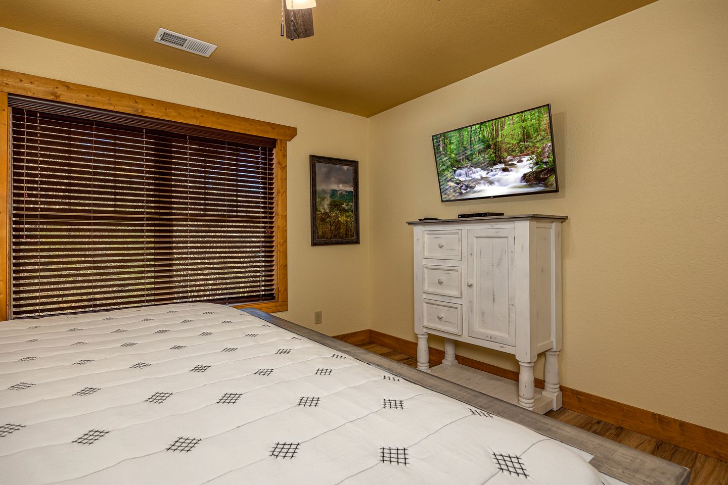 Stunning Villa with Fireplace, Game Room and Heated Swimming Pool in Gatlinburg, Tennessee