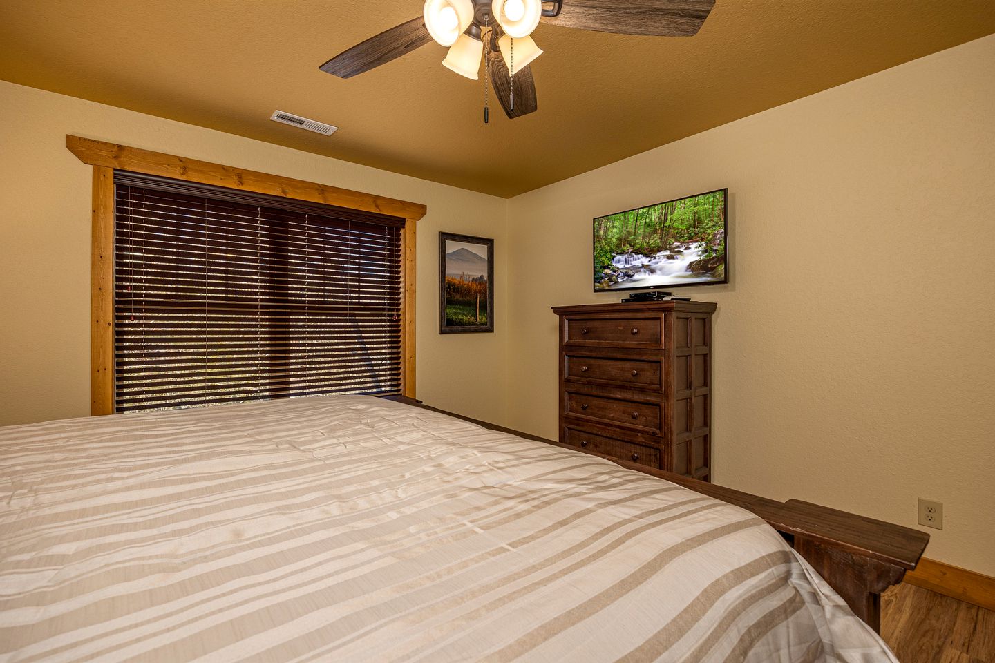 Stunning Villa with Fireplace, Game Room and Heated Swimming Pool in Gatlinburg, Tennessee