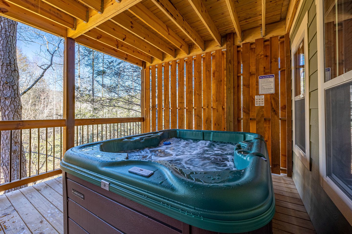 Stunning Villa with Fireplace, Game Room and Heated Swimming Pool in Gatlinburg, Tennessee