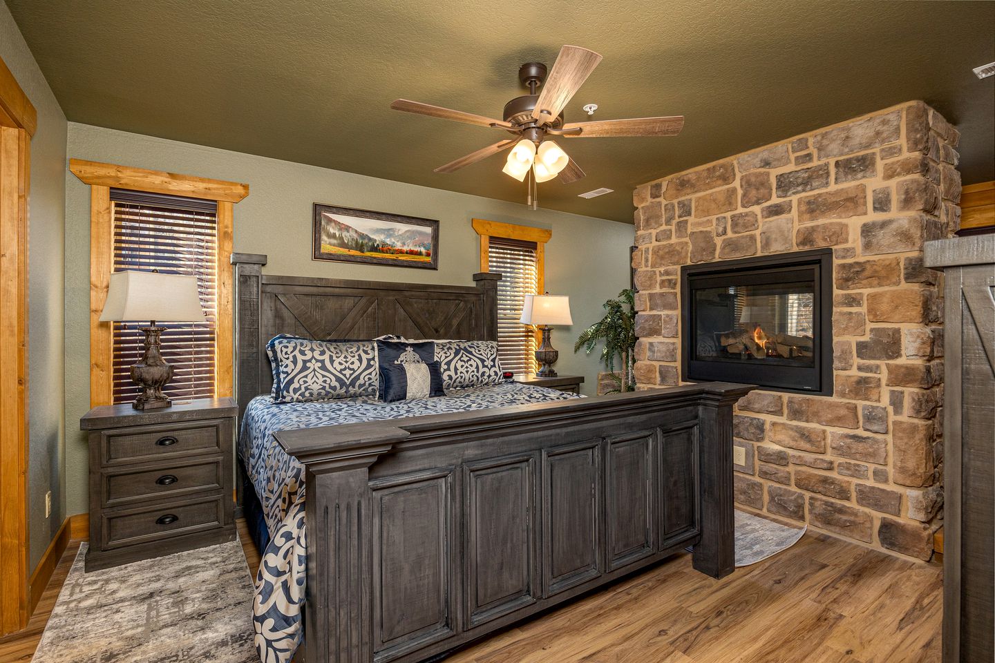 Stunning Villa with Fireplace, Game Room and Heated Swimming Pool in Gatlinburg, Tennessee